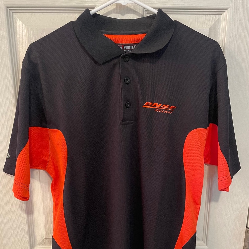 MEN’S BLACK/ORANGE BNSF RAILWAY SHORT SLEEVE SHIRT - SIZE MEDIUM